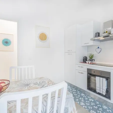 Minimalist Oasis - Life & Hesperia Hospital Apartment