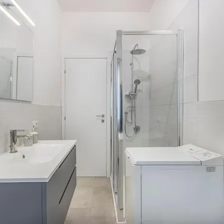 Minimalist Oasis - Life & Hesperia Hospital Apartment