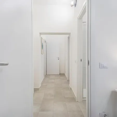 Minimalist Oasis - Life & Hesperia Hospital Daire