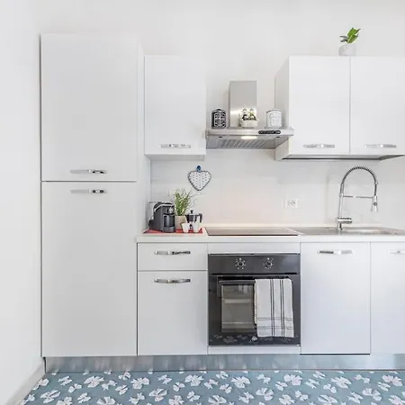 Minimalist Oasis - Life & Hesperia Hospital *