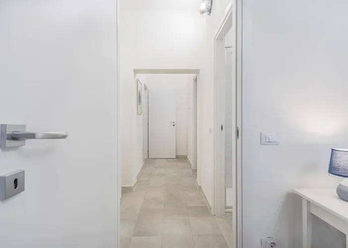 Minimalist Oasis - Life & Hesperia Hospital Appartement